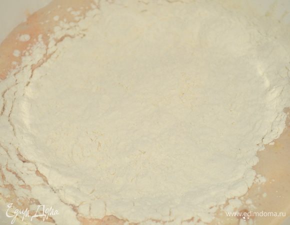 влить в опару оставшиеся 100 г теплого молока, добавить соль,  сливочное масло, оставшийся сахар и 200 г муки (просеять)