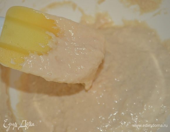 все перемешиваем получается жидкое вязкое тесто...накрываем его чистым полотенцем и оставляем в теплом укромном местечке часа на 1,5-2...пока объем его не увеличится в 2 раза