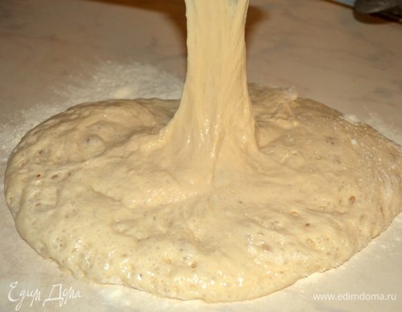 стол обильно присыпаем мукой, выкладываем на него жидкое тесто...