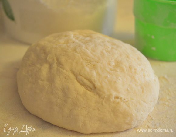 начинаем месить тесто, добавляем постепенно муку..до тех пор пока тесто не перестанет липнуть к рукам и столу, скатываем его вот в такой шарик. Тесто нужно вымесить как следует, тщательно, чтобы оно стало эластичным и однородным.У меня на это ушло около 5 минут...