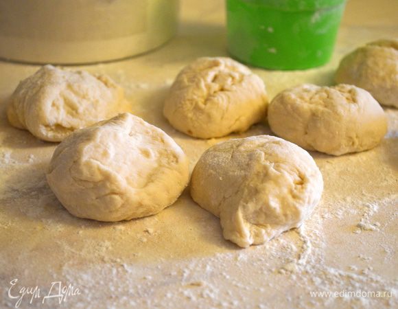 тесто нужно разделить на 8 одинаковых кусочков