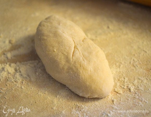 теперь из каждого шарика формируем коротенькую колбаску, и раскатываем ее