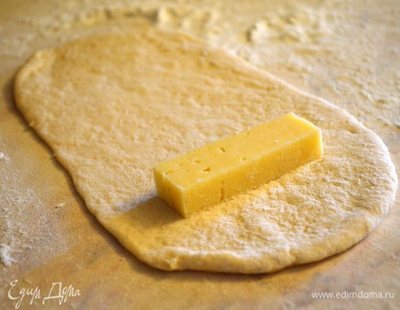 на край, который ближе к себе кладем брусочек сыра