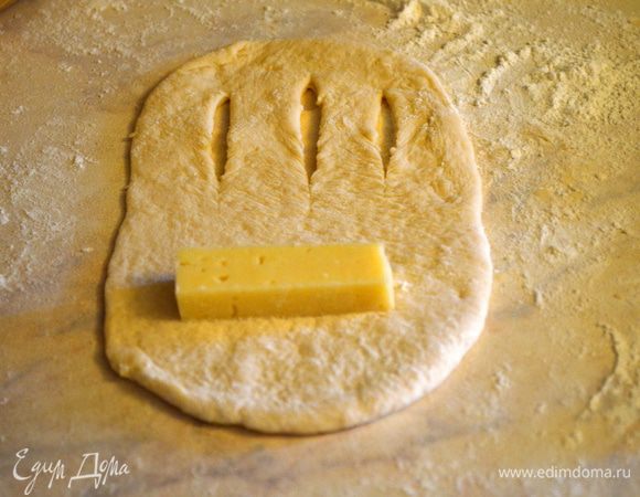 на другом крае лепешки делаем 3 продольных надреза, не доходя до края. 