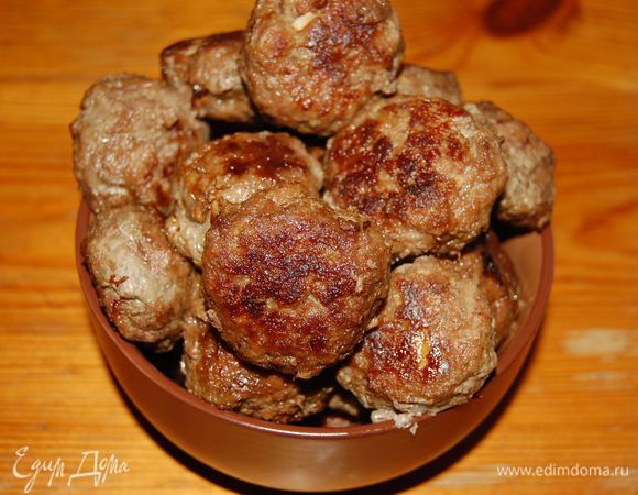 На большой сковороде разогреть масло и выложить тефтельки. Жарить под крышкой, периодически переворачивая, до готовности.
