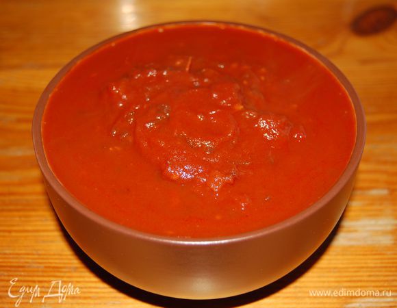 В сотейник выкладываем из банки консервированные очищенные томаты в собственном соку вместе с соком. Томаты размять вилкой и поставить сотейник на газ. Выпарить лишнюю влагу и добавить лук с вином. Добавить сахар. Посолить по вкусу (0,5 чайной ложки). Покипятить минут 10. Должна получиться консистенция кетчупа.
