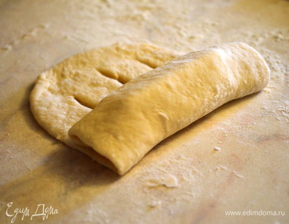 закручиваем в рулетик и скрепляем концы булок