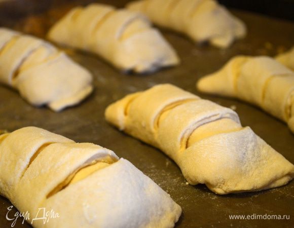 укладываем булочки на противень, застеленный специальным ковриком, или на бумагу смазанную маслом. Обязательно дать булкам постоять 15-20 минут, и только потом выпекать!!!!