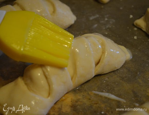 Яйцо растереть с молоком, смазать булочки и отправить выпекаться в духовку, на 15-20 минут при температуре 180 градусов. 