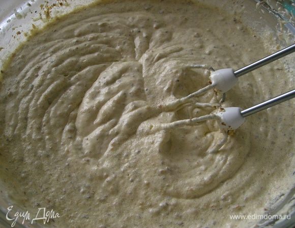 2. Сахар растереть с яйцами, добавить масло, растереть. Добавить тертые орехи, ваниль.
Всыпать муку до получения мягкого теста. Испечь 3 коржа
