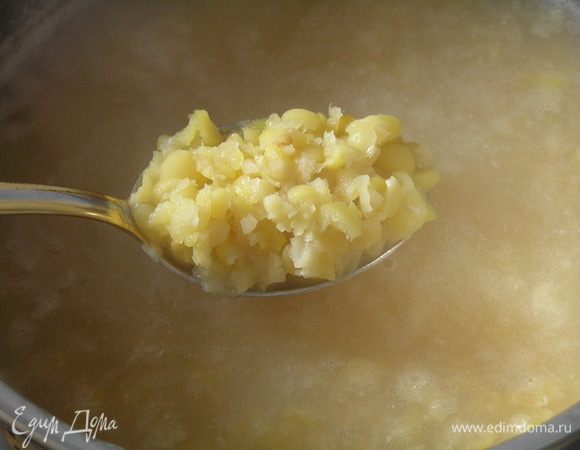 Горох промыть, залить водой и оставить на несколько часов (или на ночь).
Отварить до готовности, 