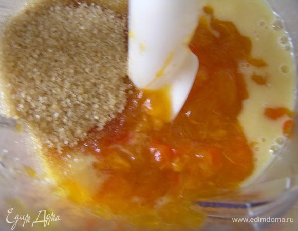 В гороховое пюре добавить сахар, мякоть хурмы и лимонный сок, взбить в блендере.
