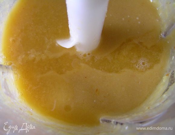 Желатин нагреть на водяной бане до полного растворения кристаллов желатина, влить в основную массу, перемешать.
