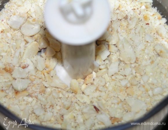 Арахис крупно порубить (или деликатно измельчить с помощью блендера).
