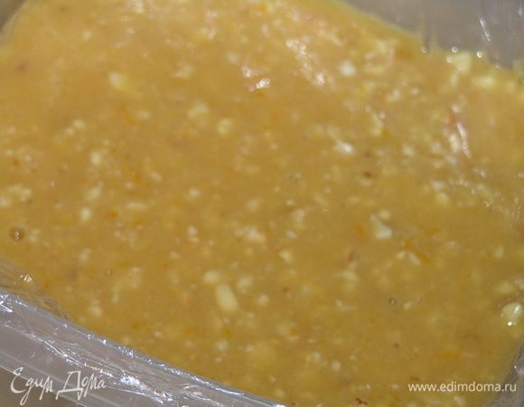 Смешать арахис с 1/3 гороховой массы, выложить в форму (у меня 16х16 см, объем 1,1 л), застеленную пищевой пленкой. Убрать в холодильник на 30 минут (или в морозилку на 10 минут).
