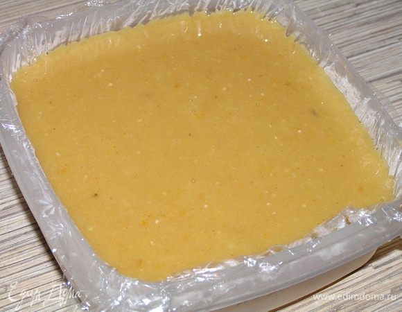 Залить сверху оставшуюся гороховую массу. Убрать в холодильник до полного застывания.
