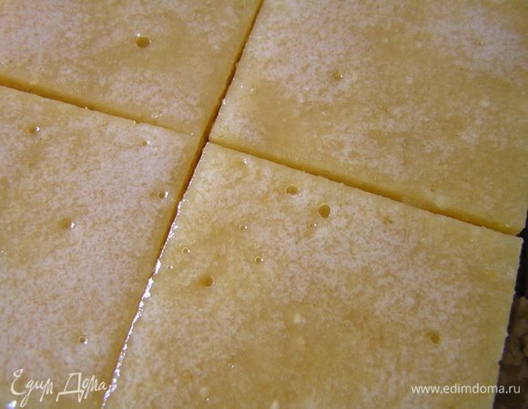 А теперь маленький "трюк" - готовое пирожное посыпать сахарной пудрой, аккуратно извлечь из формы, удалить пленку и нарезать на порционные кусочки (6-8 шт.) ***Благодаря маленькому "трюку" сахарная пудра начнет постепенно таять, и к вашей подаче превратится в глянцевый блеск на пирожном. Очень красиво!***
