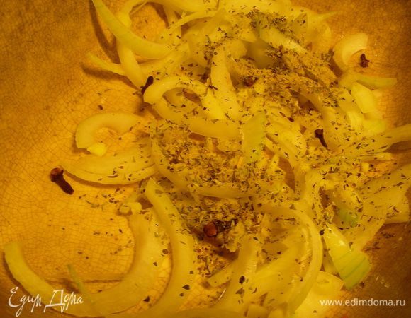 Лук режем полукольцами, смешиваем его с тимьяном, половиной имбиря, гвоздикой, солью и перцем и все выкладываем в смазанную маслом форму для запекания (лучше тяжелую металлическую или керамическую).  
