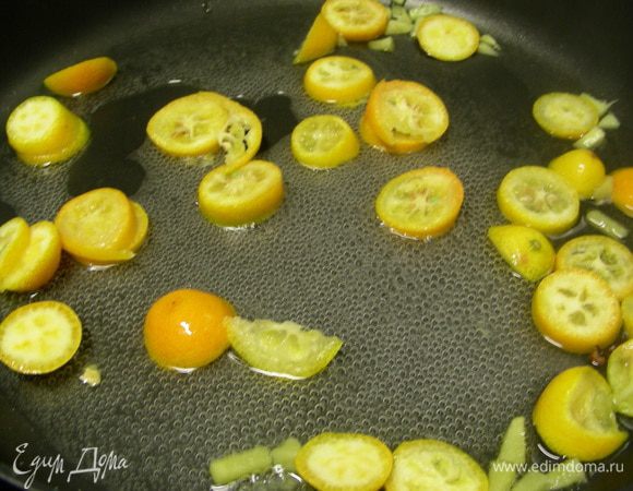 Пока курочка запекается, сделаем глазурь для нее. Кумвкат режем тонкими кружочками (штучек 6-7 вполне хватит, остальной можно оставить для украшения). В сотейник вливаем немного воды (1/4 стакана), добавляем сахар, оставшийся имбирь, пару гвоздичек (я не добавляла) и готовим 3-4 минуты. Затем добавляем кумвкат и готовим еще 5 минут. 
