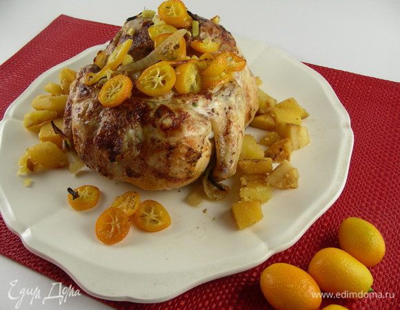 Выкладываем на сервирочное блюдо, украшаем целыми кумвкатами и подаем с гарниром по вкусу. Я сделала гарнир из карамелизированных корнеплодов http://www.edimdoma.ru/retsepty/40352-apelsinovaya-kuritsa-utka . Приятного аппетита))