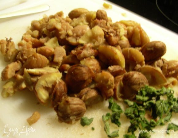 Добавляем порезанные каштаны и шалфей и готовим еще минут 5. 
