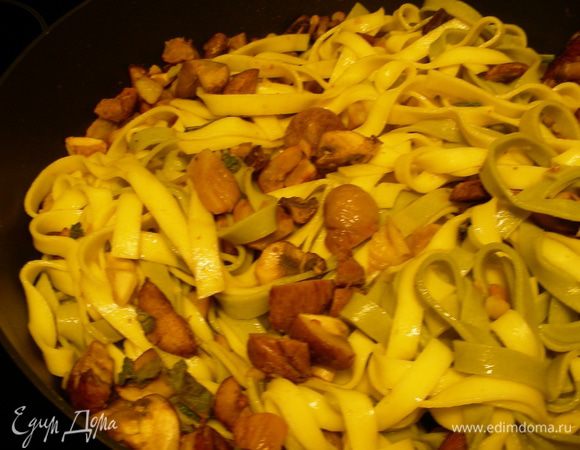 В сковороду добавляем пасту и немного воды(1/3-1/2 стакана). Все прогреваем.