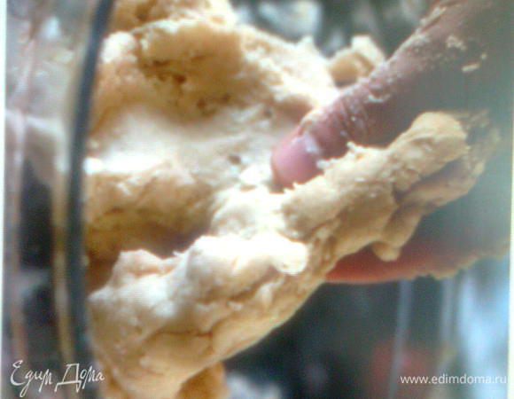 Разводим дрожжи в теплом  молоке, добавляем размягченное  сливочное  масло, яйца, соль, муку. Замешиваем тесто. Тесто  должно быть крутым. Оставим тесто на полчаса.