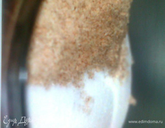 Молотый  фундук , можно орехи, перемещать с сахарным песком. Добавить  кардамон, ванилин.