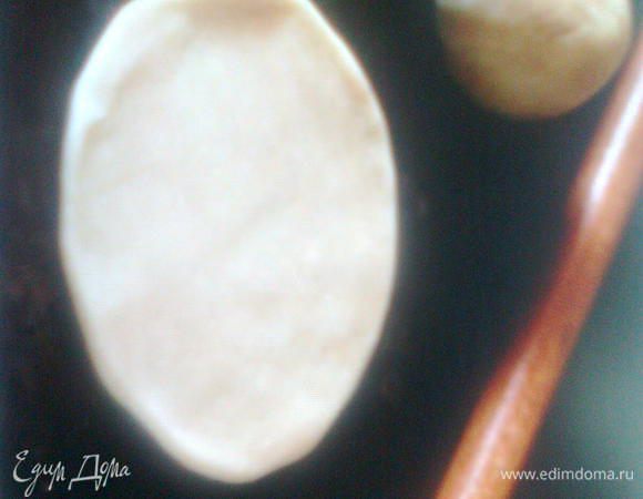 Из  тесто делаем маленькие шарики. Раскатываем лепешки диаметром 10 см, толщиной 2-3 мм. 