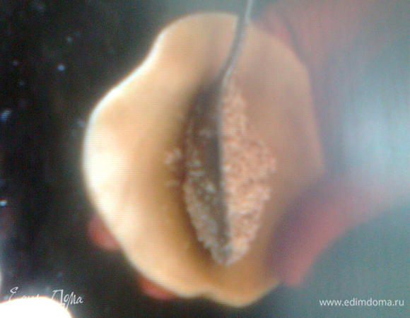 Начиняем, стараясь не пачкать края  и защипываем. 