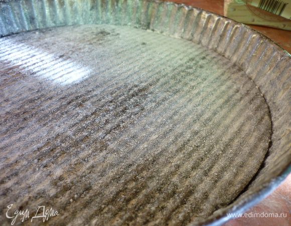 Смазать форму сливочным масло и присыпать мукой.