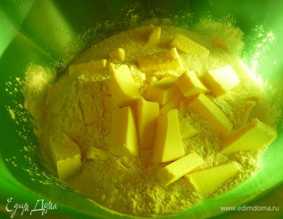 Муку,масло и сахар измельчить в масляную крошку.