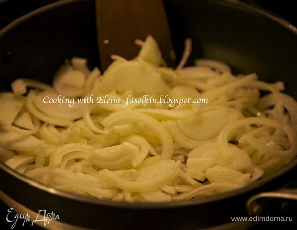 Готовим джем...Лук нарезать полукольцами и обжарить на разогретом слив. и растит. масле...
