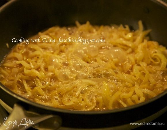 Заливаем наш золотистый лук пивом и томим ещё около 5 минут.
