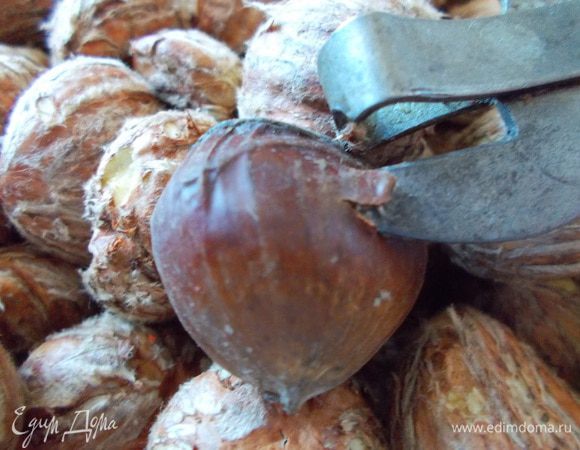 День первый.:)
На несколько минут замачиваем каштаны в холодной воде, для размягчения скорлупы. И очищаем их. В Италии и Франции для очищения каштанов существуют специальные ножи крючкообразной формы:). Если у вас нет такого ножа, то можно использовать обыкновенную открывалку для консервов:)) С плоской стороны каштана делаем прокол и снимаем скорлупку. Могу вас уверить, это очень увлекательный процесс:))