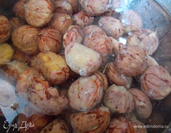 Чтобы очистить каштаны от второго слоя кожицы, в кастрюлю с холодной водой добавляем 1 ст.л. соли и очищенные от скорлупы каштаны. Доводим до кипения и варим 3 минуты. Оставляем каштаны в воде (если сразу слить с них воду, они быстро остынут и лишить их коричневой кожицы будет очень сложно). Достаем из воды по несколько каштанов и очищаем их от кожицы.