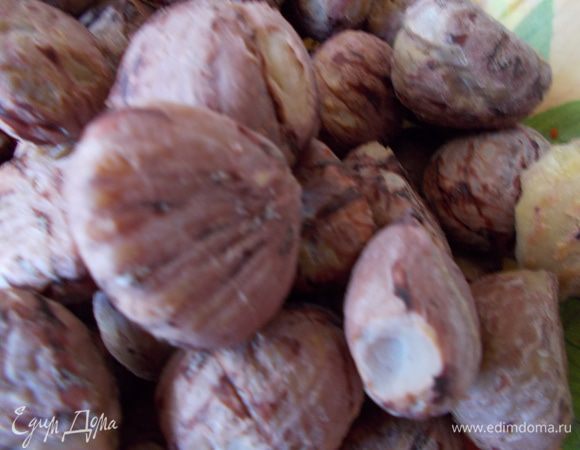 В кастрюлю наливаем холодную воду и добавляем очищенные каштаны. Доводим воду до кипения и варим каштаны в кипящей воде примерно 5 минут. Наша цель,сварить их,но при этом сохранить каштаны целыми и невредимыми не превратив их в кашу. Сливаем с каштанов воду и обдаем ледяной водой.