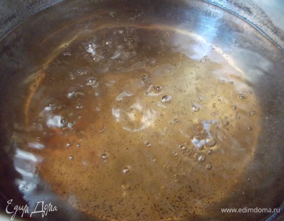 Теперь нам нужно сделать сироп. Смешиваем 1 кг сахара с жидкостью (водой или соком с водой). Доводим сироп до кипения и продолжаем варить ещё 10 минут.