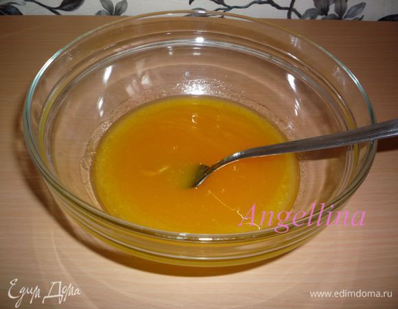К перемешанному яйцу добавить ½ стакана растительного масла, щепотку соли и 2 ст. л. жидкого меда.