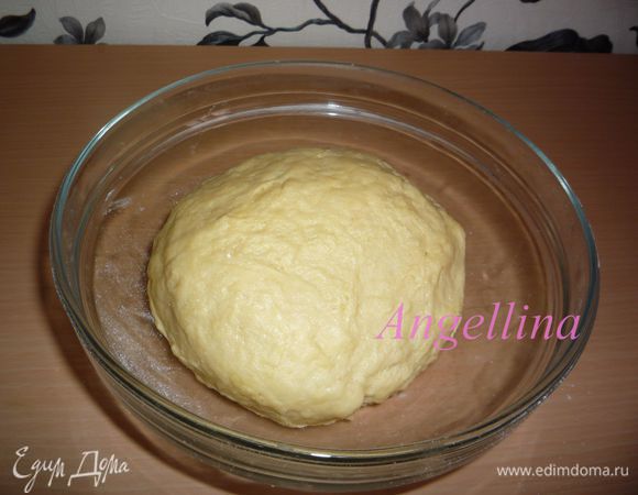 В яично-молочно-медовую смесь понемногу сыпать муку с дрожжами, замешивая тесто. Тесто должно получиться мягким, незабитым.
Из теста сформировать шар, положить его в теплую чашку, накрыть полотенцем. Чашку с тестом поставить в теплое место (я ставила на батарею), чтобы не было сквозняка. Оставить в теплом месте на полчаса. 
