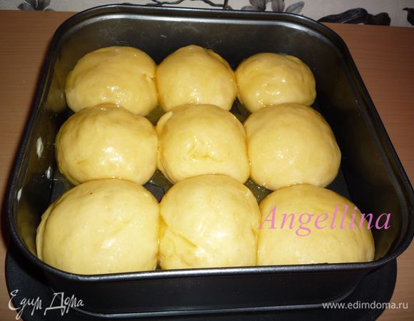 Булочки смазать приготовленной смесью ( много лить не стоит, чтобы сахар не начал гореть во время выпечки). Поставить форму с булочками в разогретую до 180-190 градусов духовку. Выпекать булочки минут 25.