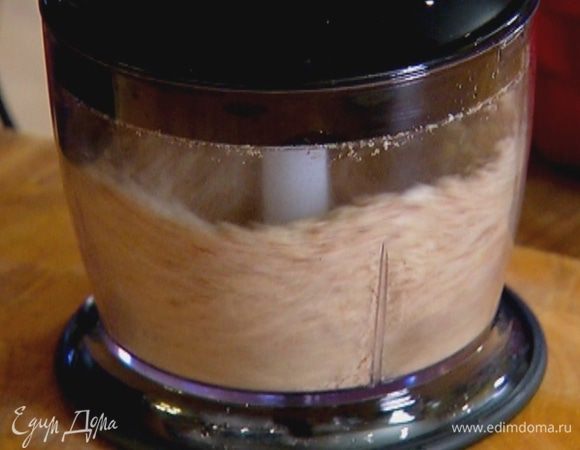 Миндаль измельчить в блендере в муку.