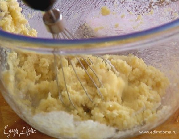 Предварительно размягченное сливочное масло с сахаром взбить миксером. 