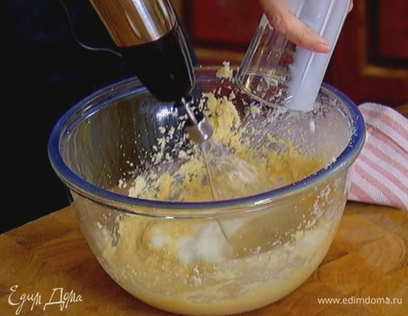 Не прекращая взбивать, по одному ввести яйца и влить молоко.