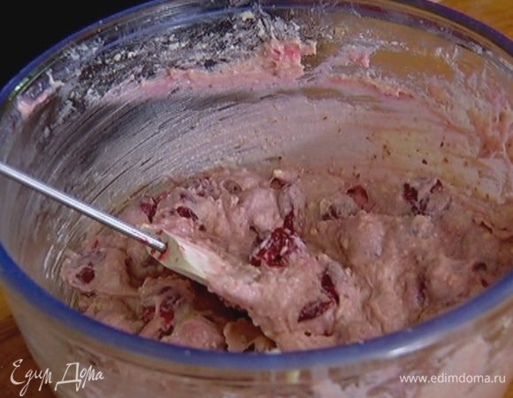 Добавить в тесто вишню, перемешать.