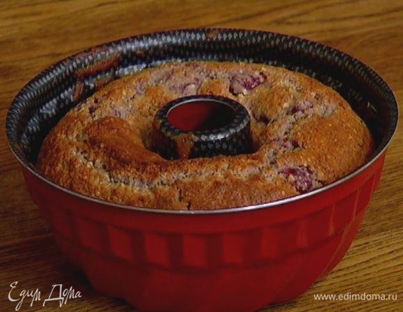 Форму для выпечки смазать растительным маслом, выложить тесто и отправить в разогретую духовку на 35–40 минут.