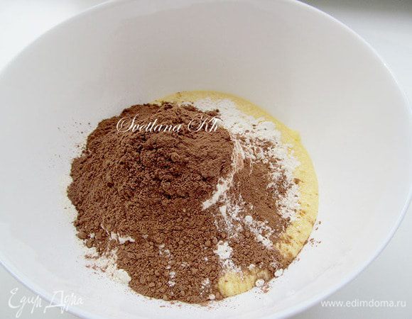 Затем  добавить какао и часть муки. Замесить мягкое тесто. Оно слегка липнет вначале, но замешивается хорошо. Муку подсыпать постепенно и по немногу. 