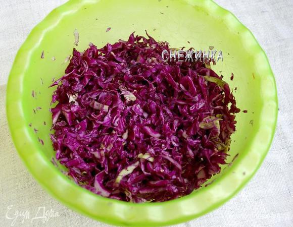 Капусту тонко шинкуем. Присыпаем солью и перцем. Растираем руками, чтобы она пустила сок и стала мягче.