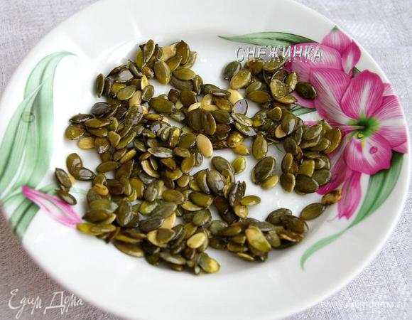 Выкладываем семечки на смазанную растительным маслом тарелку (сироп сохраняем). Даём семечкам остыть.  