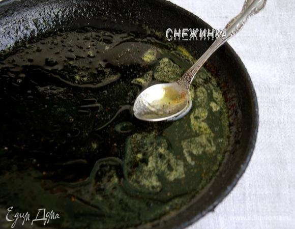 В сироп на сковороде добавляем сок апельсина и увариваем минуту-две на небольшом огне, всё зависит от количества сока. Добавляем 2 ст.л. растительного масла, приправляем перцем и перемешиваем.